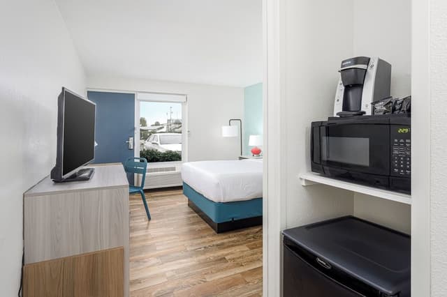 Standard Room, 1 Queen Bed, Accessible, Ground Floor