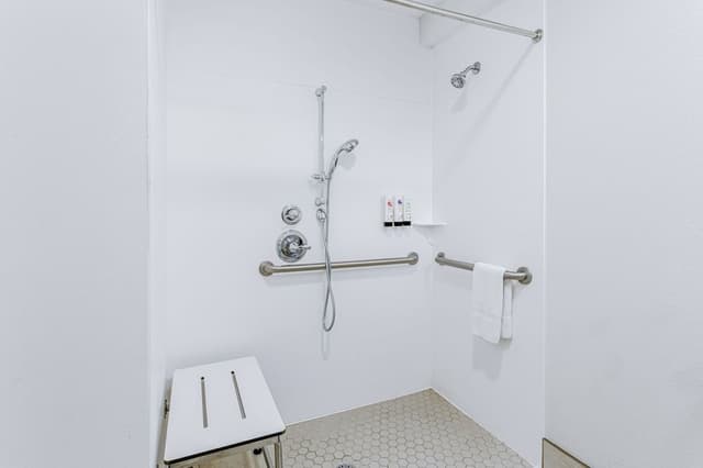 Standard Room, 1 Queen Bed, Accessible, Ground Floor