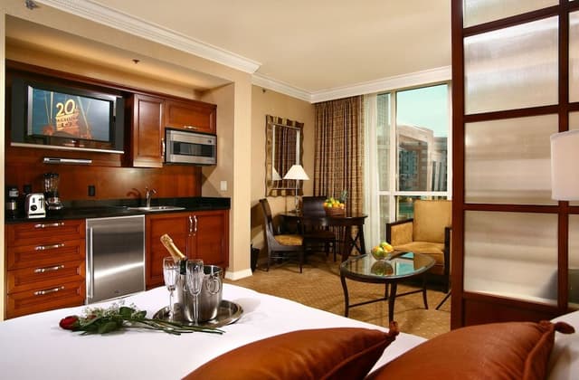 Junior Suite, 1 King Bed with Sofa bed, Kitchenette, City View (Vista Balcony)
