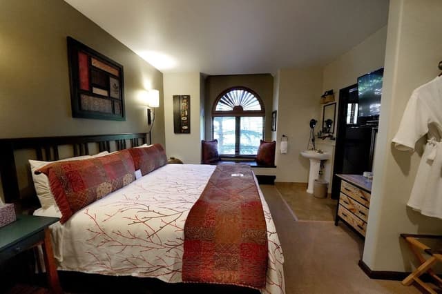 Standard Room, 1 King Bed, Mountain View, Mountainside