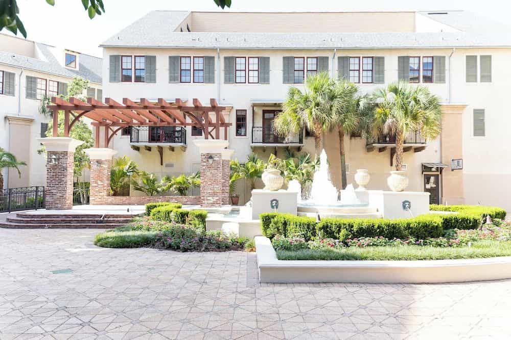 Carriage House Hotel