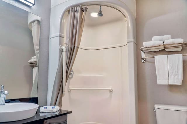 Deluxe Room, 1 Queen Bed, Non Smoking, Refrigerator