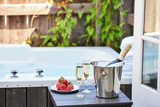 Coutyard King + Outdoor Tub