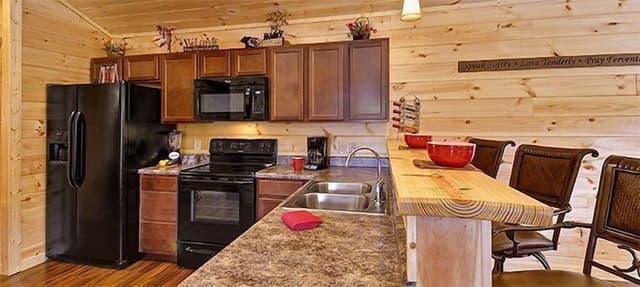 Premier Cabin, 3 Bedrooms, Hot Tub, Valley View (Sleeps up to 12)