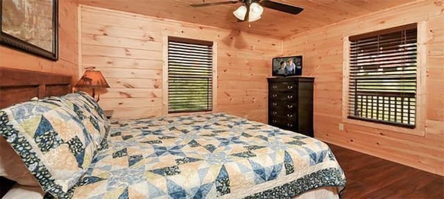 Premier Cabin, 3 Bedrooms, Hot Tub, Valley View (Sleeps up to 10)