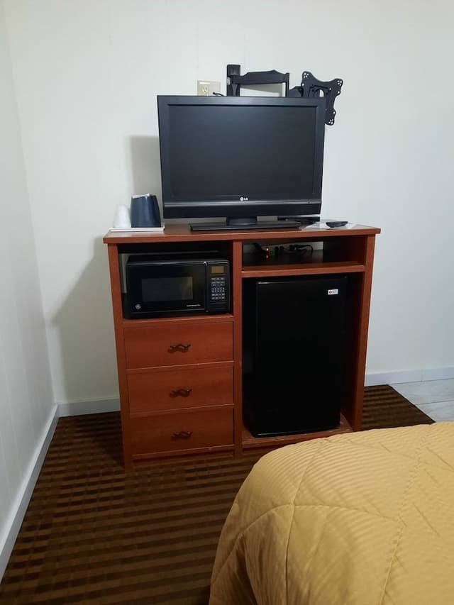 Basic Single Room, 1 Queen Bed