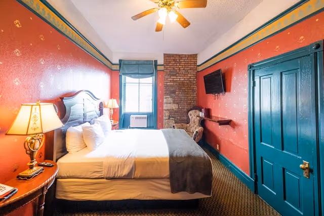 Standard Single Room, 1 Queen Bed (Victorian)