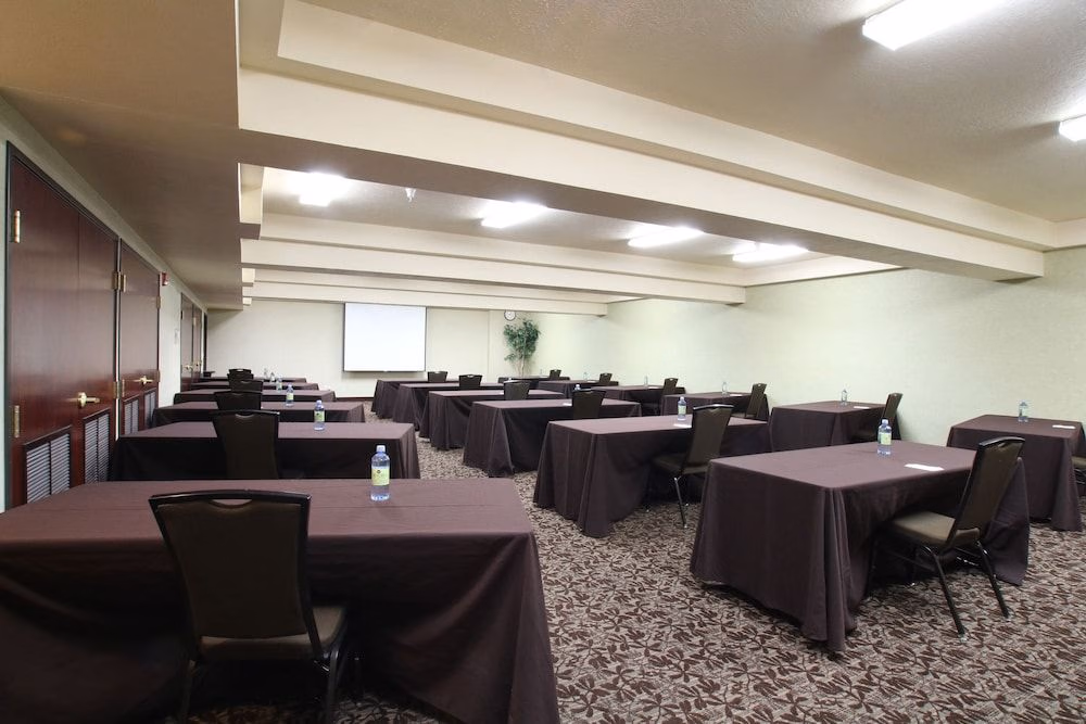 Oxford Suites Spokane Valley4