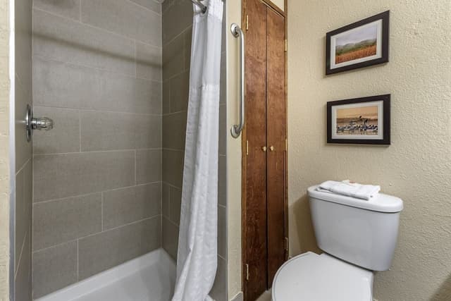 1 King Bed, 2 room suite, Jetted Tub