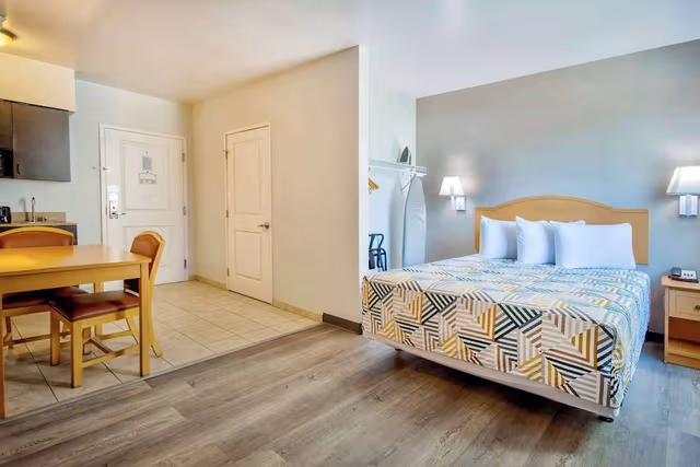 Deluxe Room, 1 Queen Bed, Non Smoking