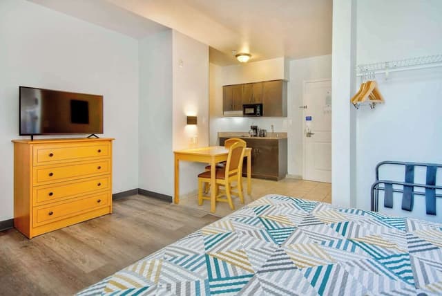 Deluxe Room, 1 Queen Bed, Non Smoking