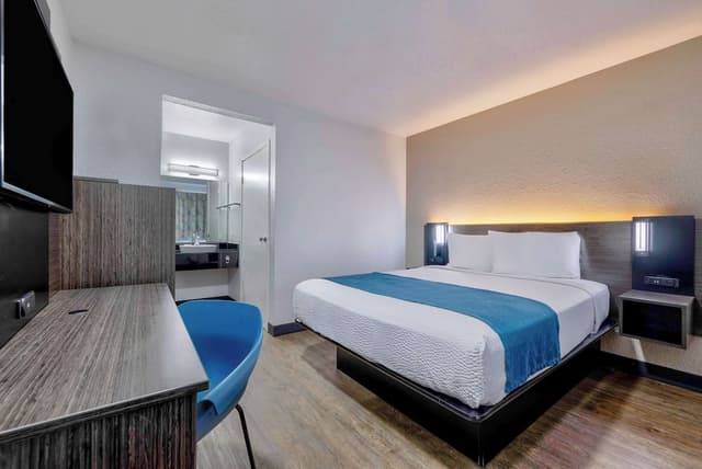 Standard Room, 1 Queen Bed, Non Smoking