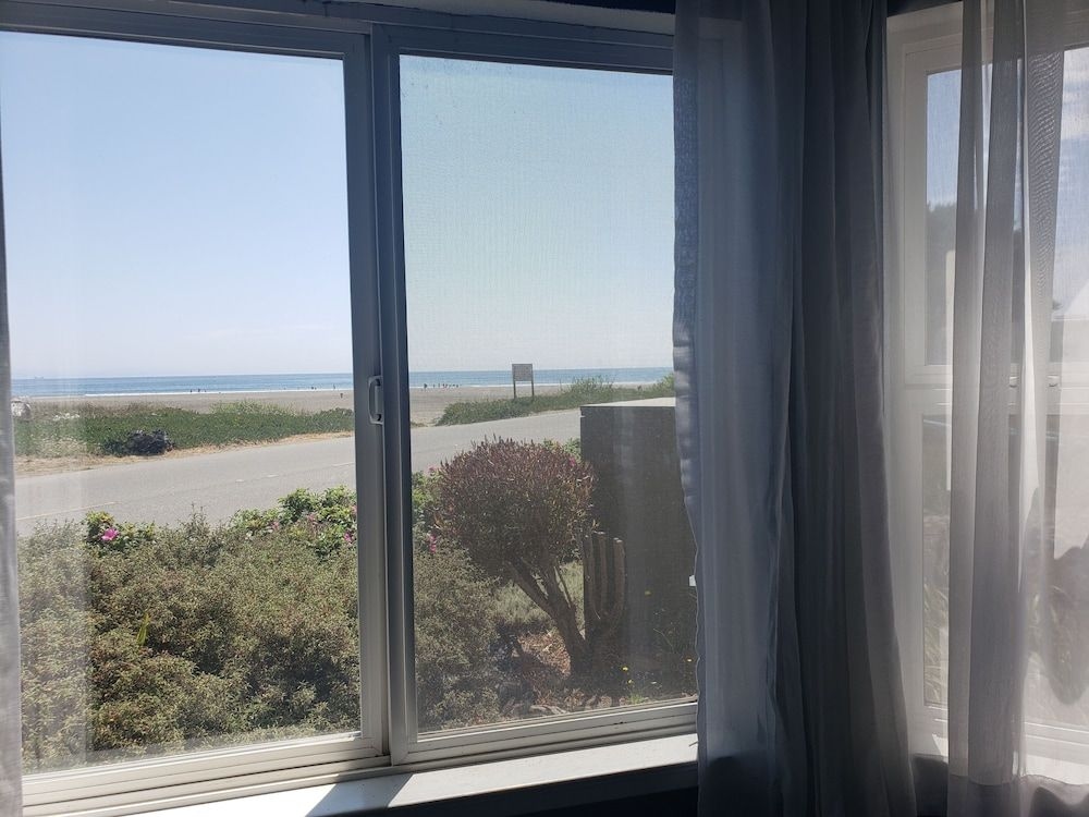 Anchor Beach Inn0
