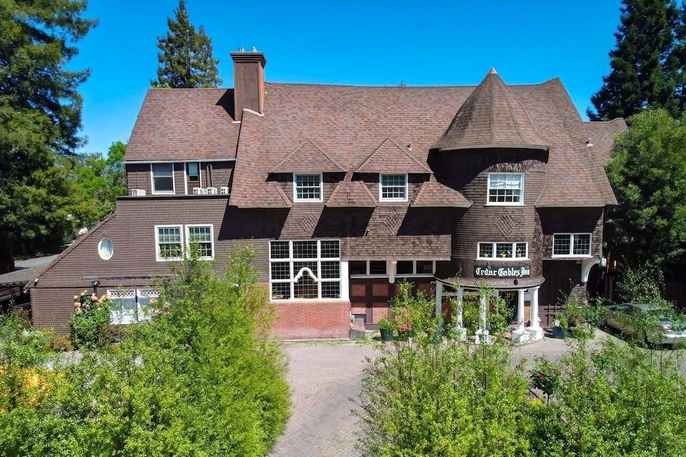 Cedar Gables Inn4