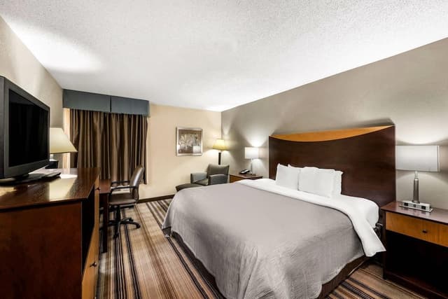 1 King Bed, Non-Smoking, Accessible