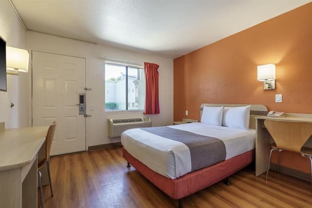 Standard Room, 1 Queen Bed, Accessible, Non Smoking
