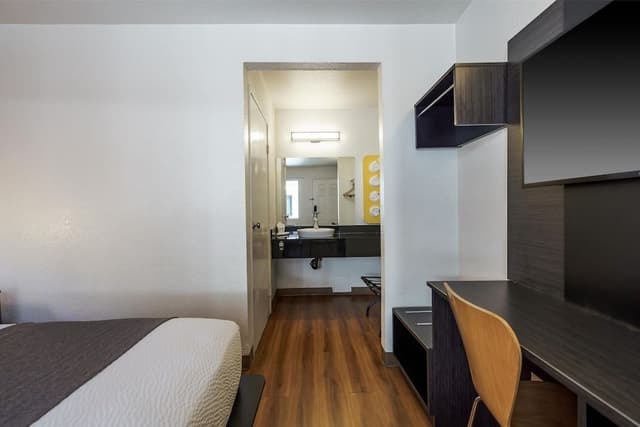 Standard Room, 1 Queen Bed, Accessible, Non Smoking