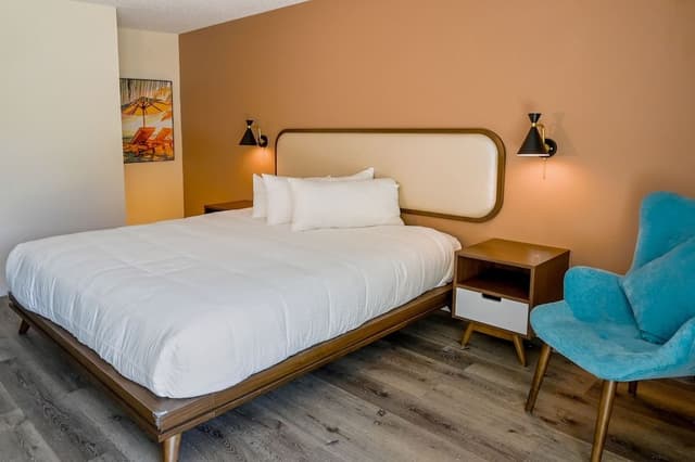 Premium Room, 1 King Bed, Patio, Pool View, Accessible