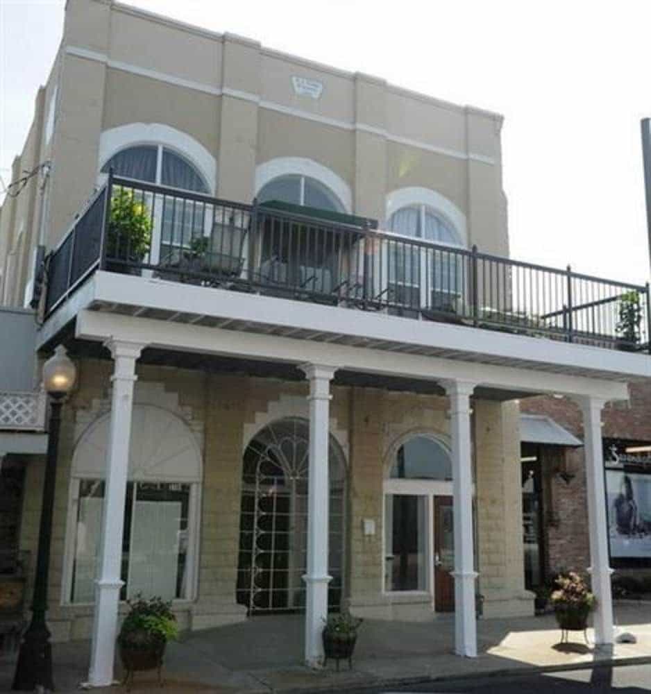 Hamilton House Inn