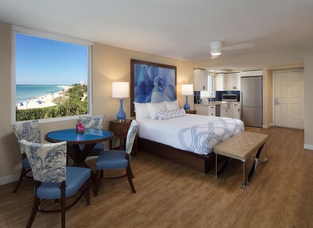 Room, 1 King Bed, Kitchenette, Beachfront (Tiki Tower)