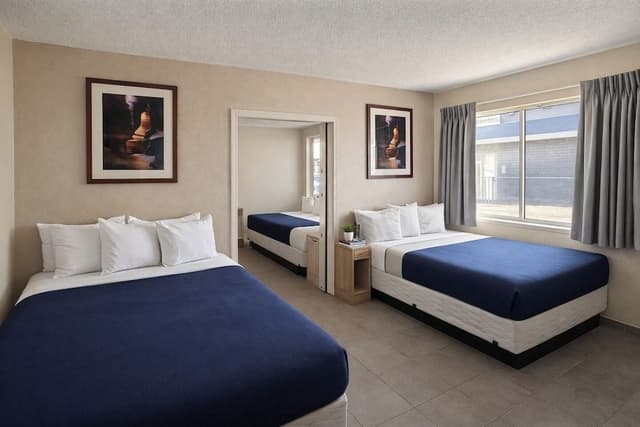 Family Room, 4 Full Size Beds