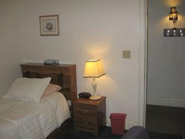 Room (Dunphy room - shared bath)