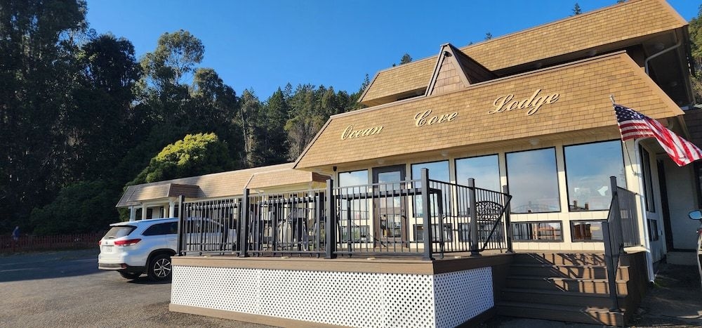 Ocean Cove Lodge Bar & Grill4