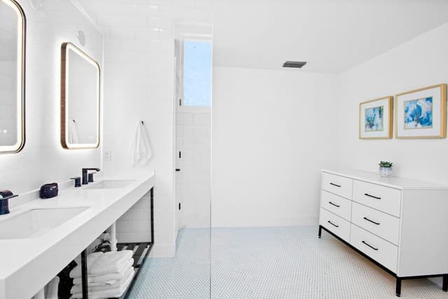 Deluxe Two Queens Suite