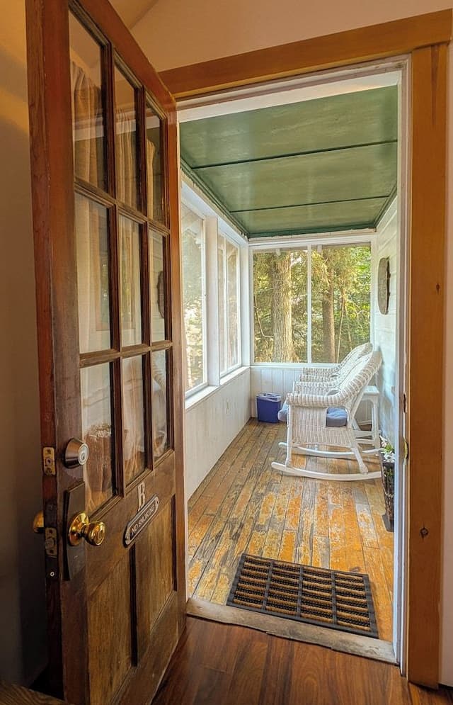 Two Bedroom Cabin with Living Room, Kitchen & Enclosed Porch