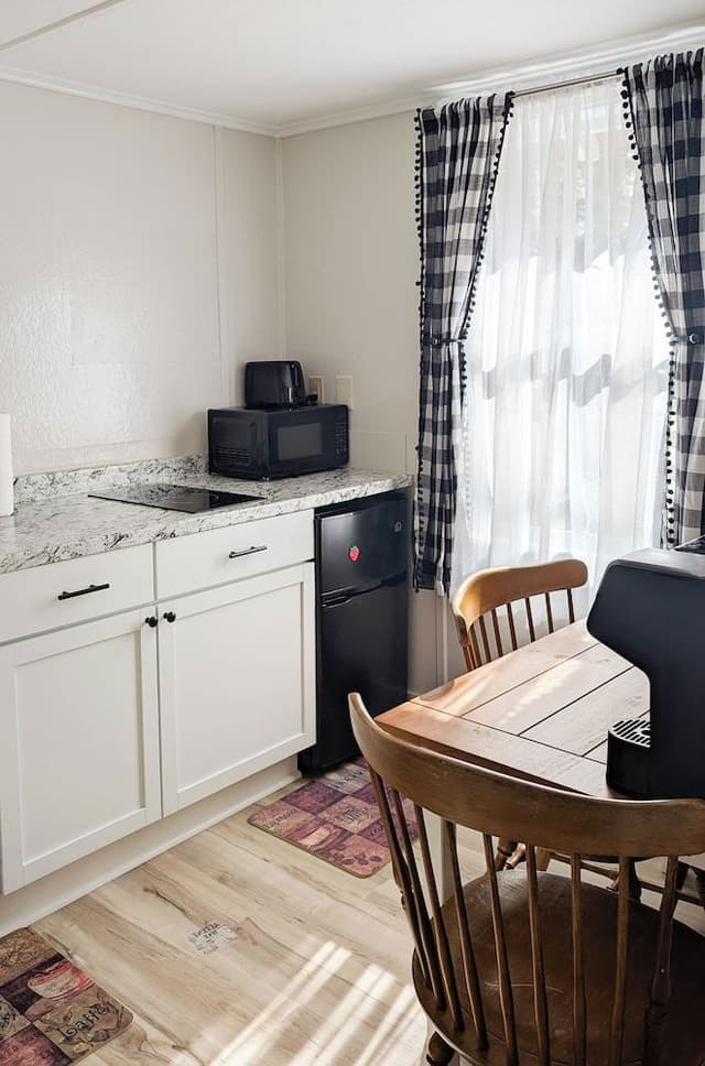 One Bedroom Cabin with Kitchen & Enclosed Porch (Pet Friendly)