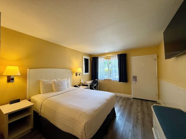 Standard Room, 1 Queen Bed