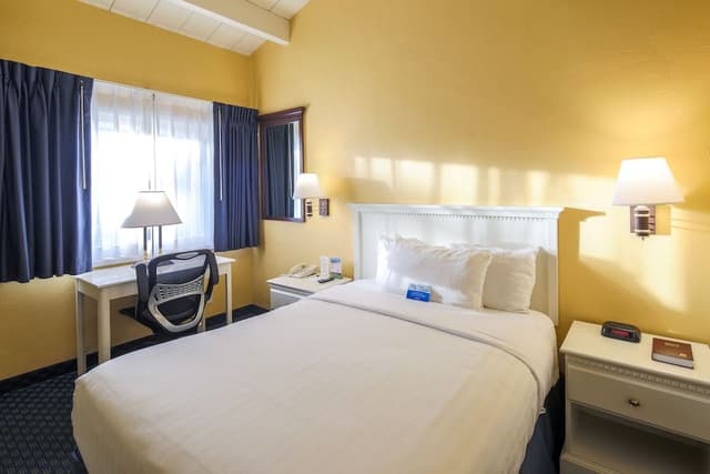 Standard Room, 1 Queen Bed