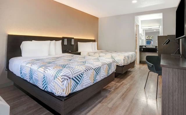 Deluxe Room, 2 Queen Beds, Non Smoking, Refrigerator & Microwave
