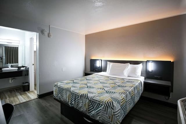 Standard Room, 1 Queen Bed, Non Smoking