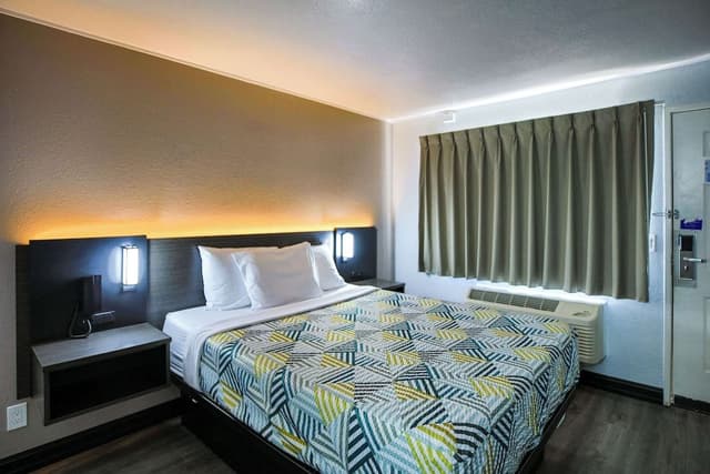 Standard Room, 1 Queen Bed, Accessible, Non Smoking