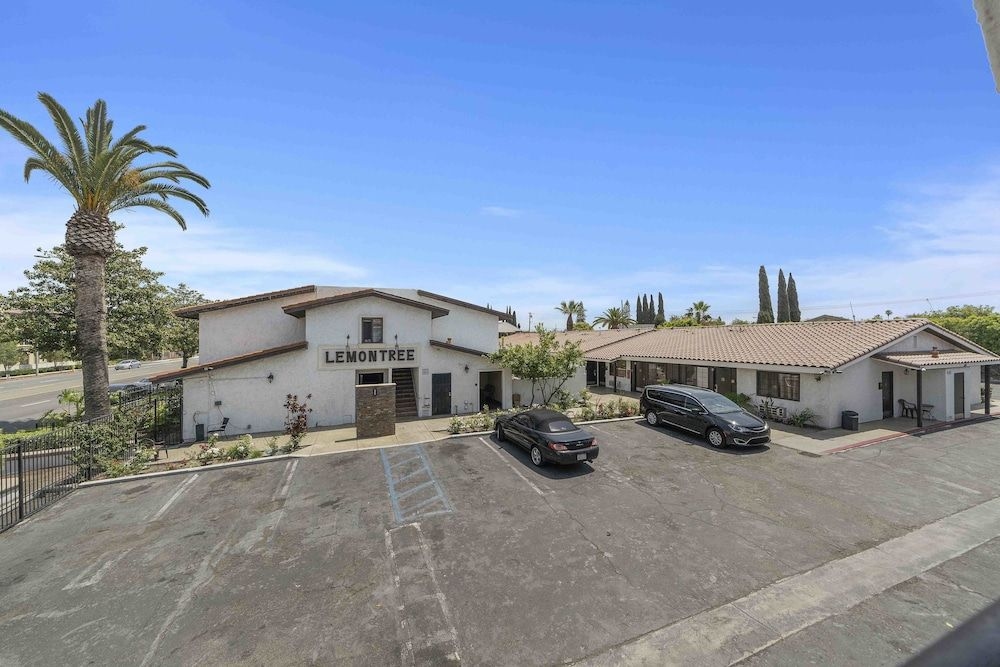 Lemon Tree Hotel & Suites Anaheim0