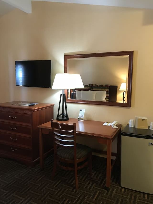 Standard Room, 1 King Bed, Accessible, Kitchenette