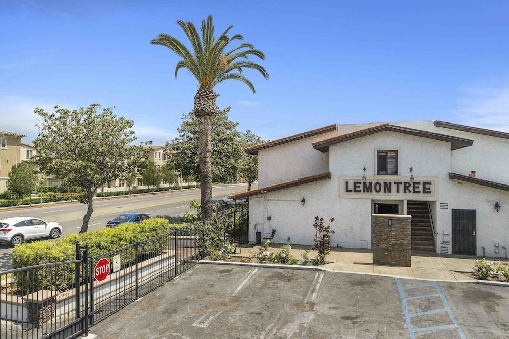 Lemon Tree Hotel & Suites Anaheim2