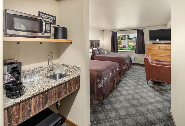 Superior Room, Patio, Mountain View (Family)