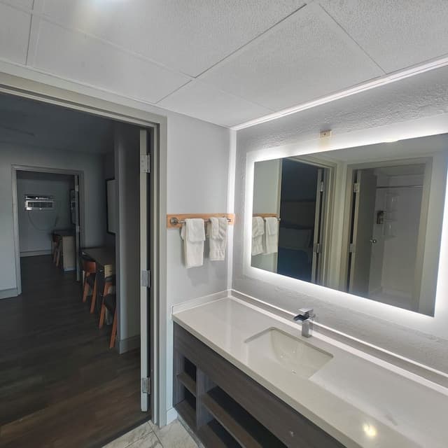 Suite, 3 Bedrooms