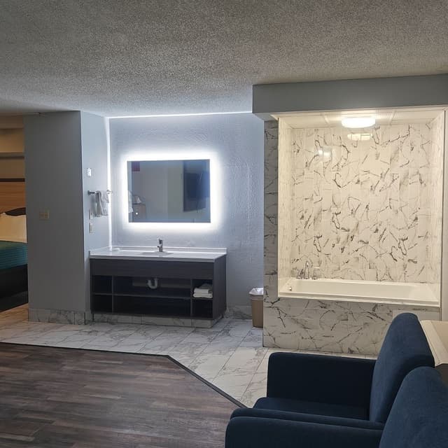 Deluxe King Suite with Jacuzzi