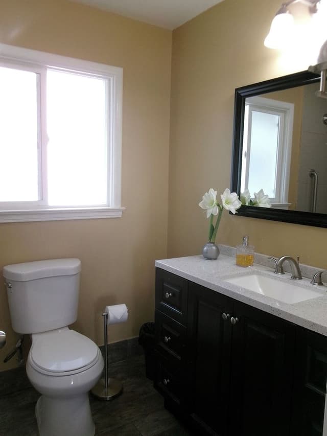 2 Bedroom Family Suite with Fireplace: 1 King, 2 Twins