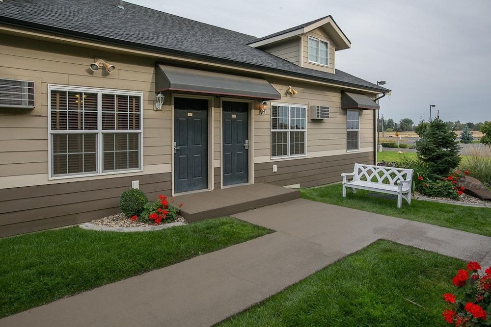Stratford Suites Inn1