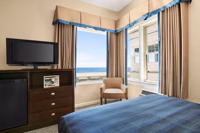Room, 1 King Bed, Oceanfront (No Balcony)