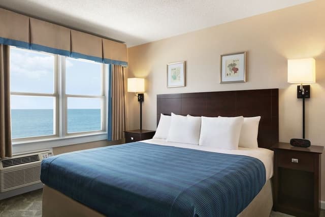 Room, 1 King Bed, Oceanfront (No Balcony)
