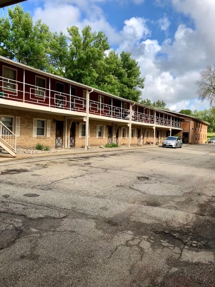 McGoverns Hotel and Suites0