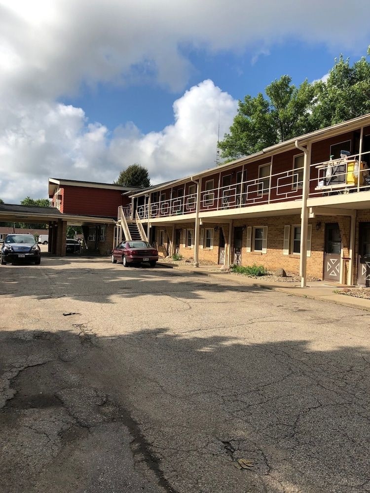McGoverns Hotel and Suites1