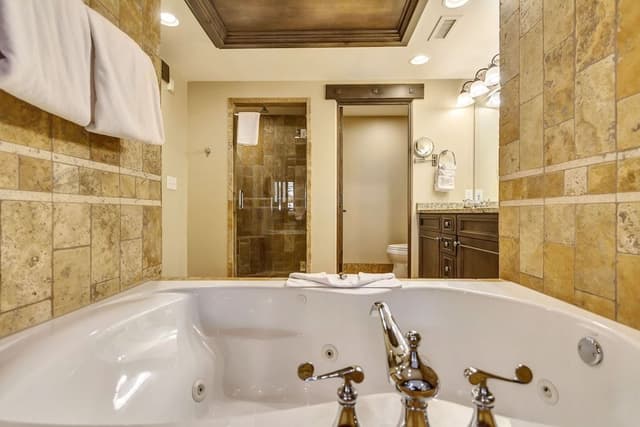 Room, 4 Bedrooms (Residence)