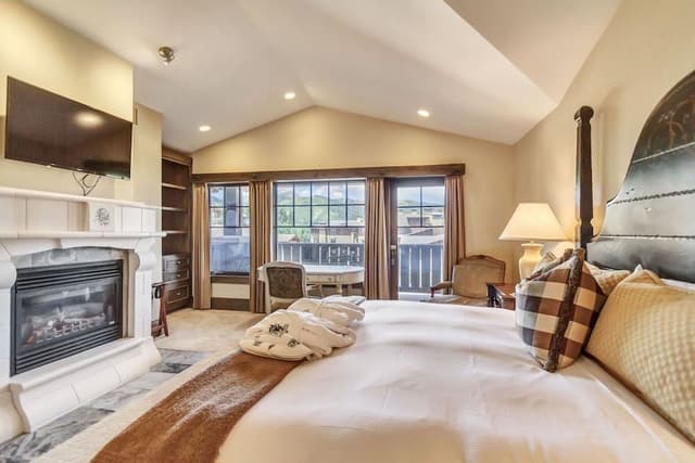 Room, 3 Bedrooms (Residence)