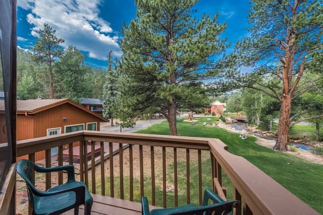 Deluxe Room, 1 King Bed, Balcony, Mountain View